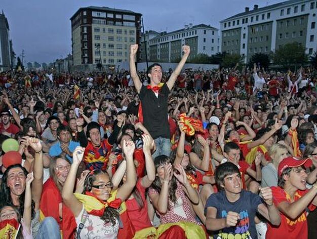 Aficionados de Ferrol celebrando el gol de Iniesta.

Foto: Agencias