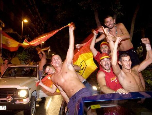 Seguidores de la Selecci&oacute;n celebrando el triunfo por las calles de Almer&iacute;a.

Foto: Agencias