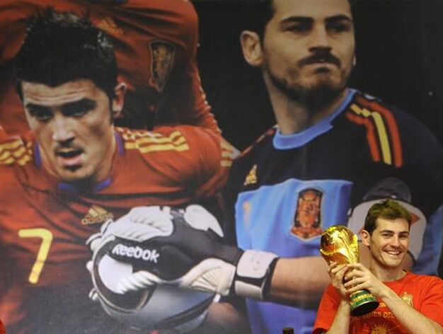 Casillas levantando la Copa del mundo. / Reuters