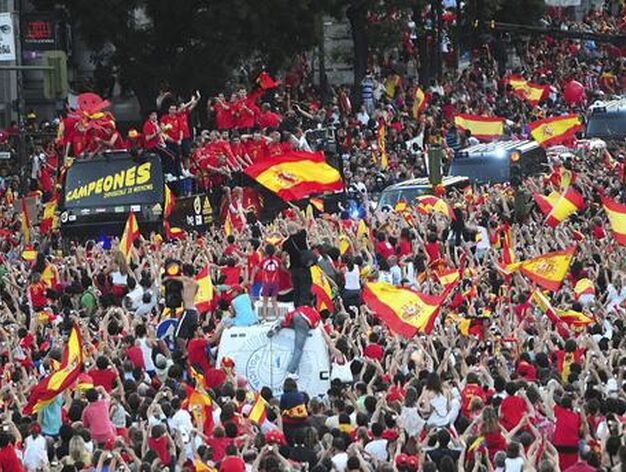 Madrid se echa a la calle para recibir a la selecci&oacute;n espa&ntilde;ola de f&uacute;tbol. / EFE