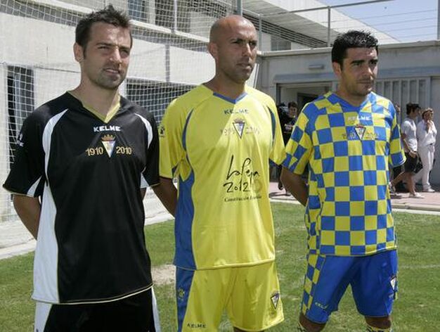 Los tres futbolistas posan con las nuevas camisetas en el c&eacute;sped de El Rosal. 

Foto: Jesus Marin