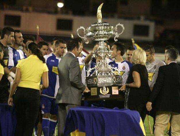 Javier Moyano y Te&oacute;fila Mart&iacute;nez entregaron la copa de campeones al Espanyol. 

Foto: Jesus Marin