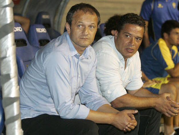 Vidakovic y Ure&ntilde;a vivieron su primer partido en el banquillo local del Carranza. 

Foto: Jesus Marin