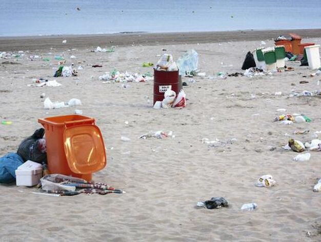 Labores de limpieza de las 48 toneladas de basura que se acumularon en la playa durante las barbacoas del Trofeo

Foto: Almudena Torres