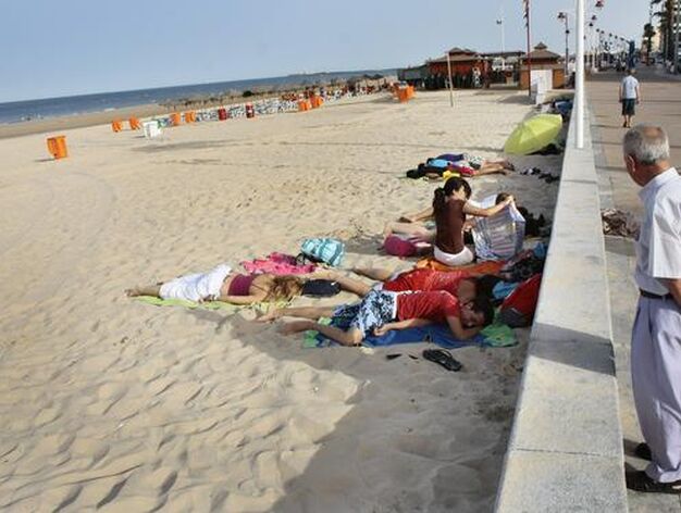 Labores de limpieza de las 48 toneladas de basura que se acumularon en la playa durante las barbacoas del Trofeo

Foto: Almudena Torres