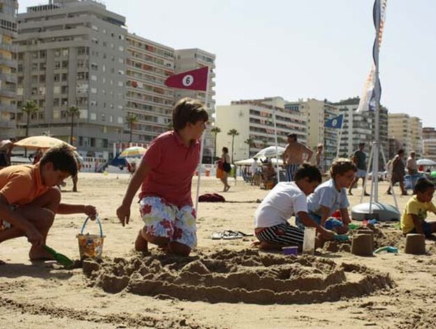 Los ni&ntilde;os disfrutaron en el tradicional concurso de castillos de arena en la playa

Foto: Almudena Torres