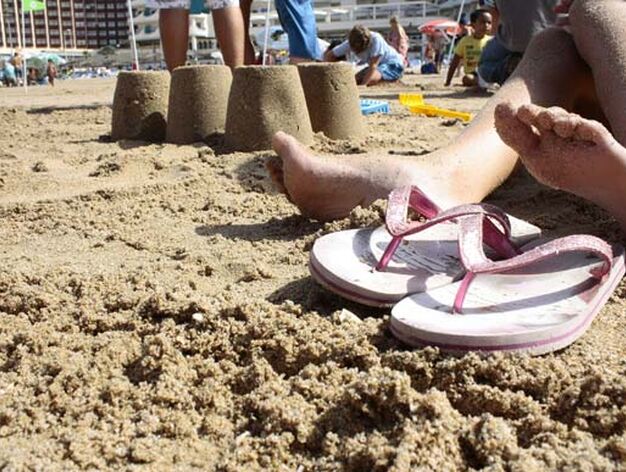 Los ni&ntilde;os disfrutaron en el tradicional concurso de castillos de arena en la playa

Foto: Almudena Torres