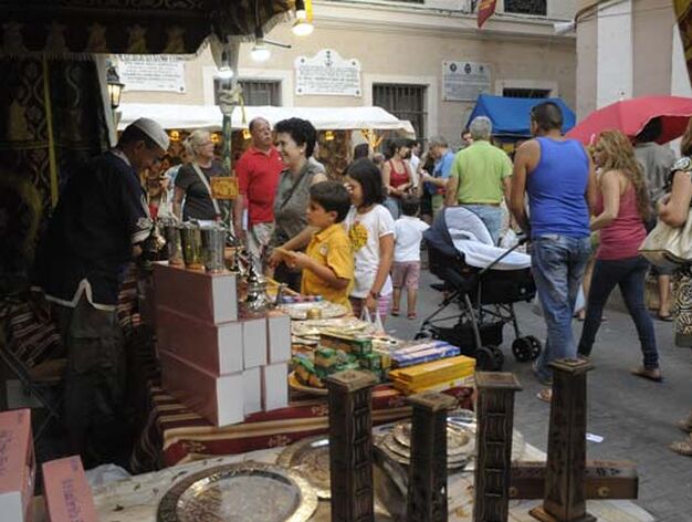Muchos visitantes recorrieron el barrio del P&oacute;pulo y disfrutaron del mercado Andalus&iacute;

Foto: J. Hernandez Kiki