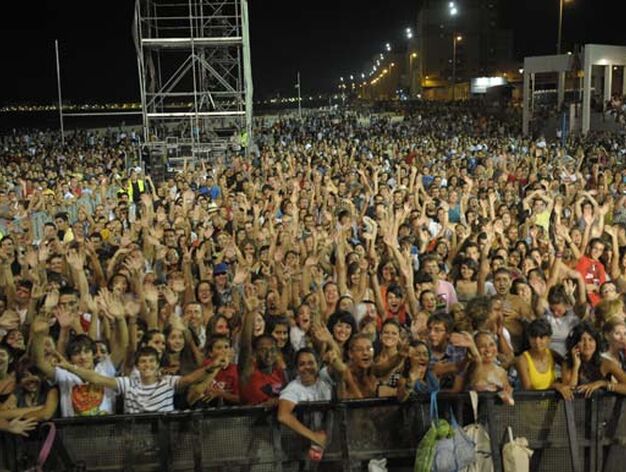 El fin de semana m&aacute;s musical del verano congrega a miles de personas en la playa Victoria

Foto: J. Hernandez Kiki