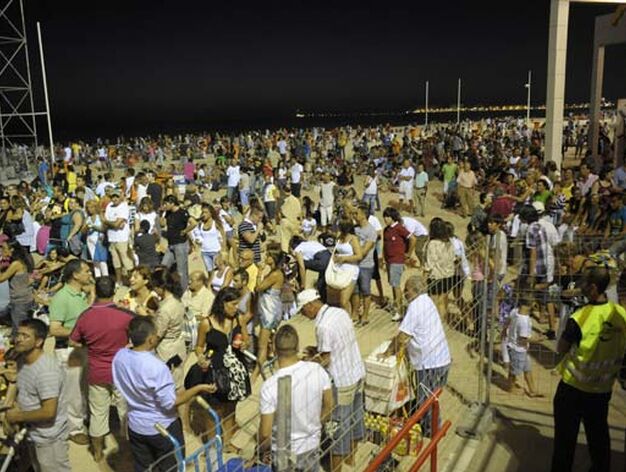 El fin de semana m&aacute;s musical del verano congrega a miles de personas en la playa Victoria

Foto: J. Hernandez Kiki