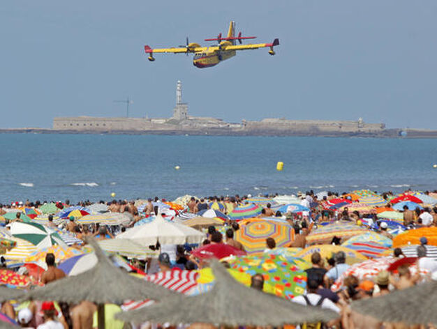 190.000 personas disfrutan del III Festival A&eacute;reo en la playa de la Victoria. /Foto: Jes&uacute;s Mar&iacute;n