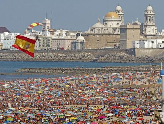 190.000 personas disfrutan del III Festival A&eacute;reo en la playa de la Victoria. /Foto: Julio Gonz&aacute;lez