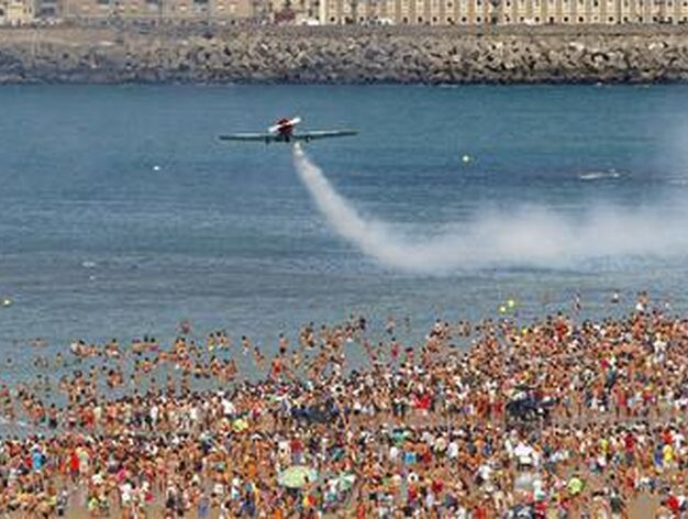 190.000 personas disfrutan del III Festival A&eacute;reo en la playa de la Victoria. /Foto: Julio Gonz&aacute;lez