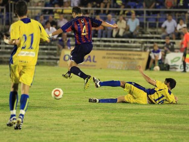 Diego Reyes va al suelo para intentar cortar el avance de un jugador murciano. 

Foto: Joaquin Pino