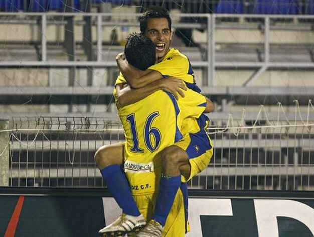 Velasco celebra su gol con Diego Reyes. 

Foto: Joaquin Pino
