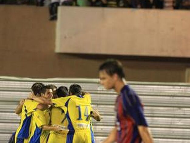 Los amarillos celebraron el empate como una pi&ntilde;a. 

Foto: Joaquin Pino
