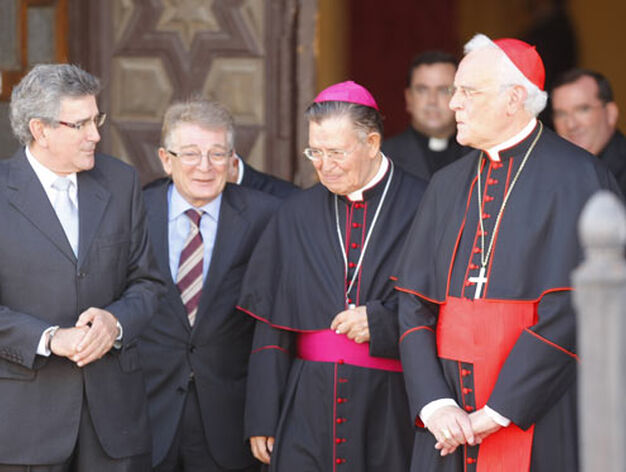 El cardenal Carlos Amigo y el obispo Antonio Ceballos, junto a Pizarro y Gonz&aacute;lez Caba&ntilde;a.

Foto: Julio G.