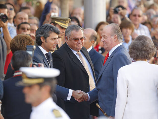El Rey saluda a las autoridades presentes en la Calle Real.

Foto: Julio Gonzalez