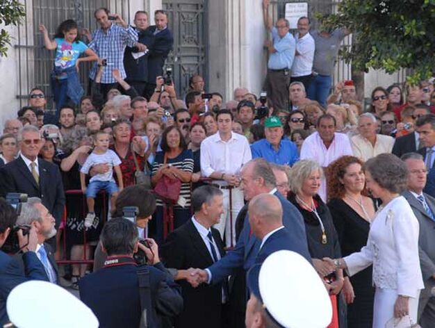 Los monarcas saludan a las autoridades presentes.

Foto: Rioja