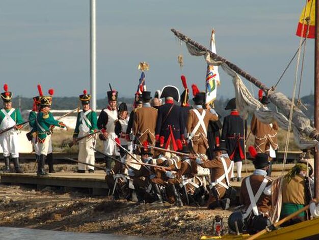 Unas 500 personas participan en la recreaci&oacute;n de la batalla del Portazgo, en el entorno del puente Zuazo, con motivo del Bicentenario. 

Foto: Rioja