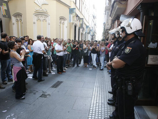 Los piquetes tomaron el centro de la capital desde primera hora de la ma&ntilde;ana para impedir la apertura de comercios y empresas

Foto: Jose Braza