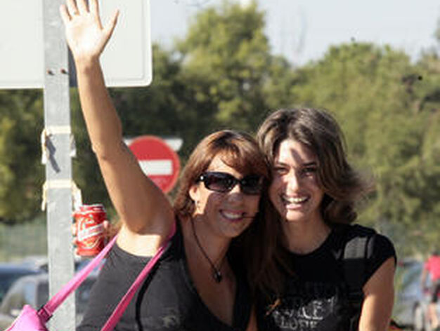 Los fans de U2 llegan a Sevilla.

Foto: Juan Carlos Mu&ntilde;oz