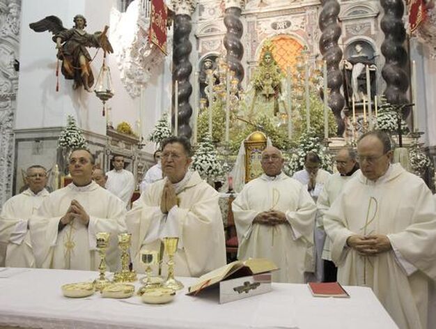 La iglesia de Santo Domingo acoge la tradicional ofrenda floral a la Virgen del Rosario con motivo del D&iacute;a de la Patrona de C&aacute;diz. 

Foto: Jesus Marin