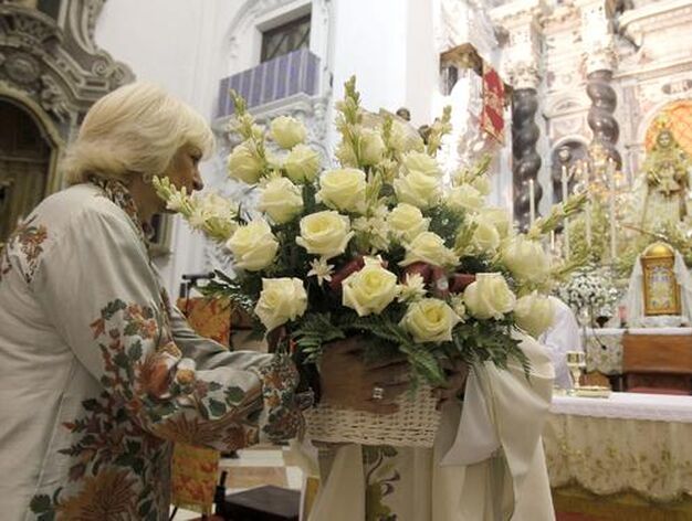 La iglesia de Santo Domingo acoge la tradicional ofrenda floral a la Virgen del Rosario con motivo del D&iacute;a de la Patrona de C&aacute;diz. 

Foto: Jesus Marin