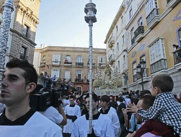 La Virgen del Rosario recorre las calles de C&aacute;diz. 

Foto: Lourdes de Vicente