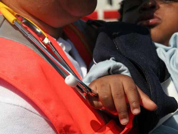 Los inmigrantes, entre los que se encontraba dos menores y dos embarazadas, pretend&iacute;a cruzar el Estrecho a bordo de una zodiac

Foto: Shus Teran