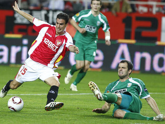 Alfaro se dispone a disparar con la pierna derecha ante la entrada de un rival. / Antonio Pizarro