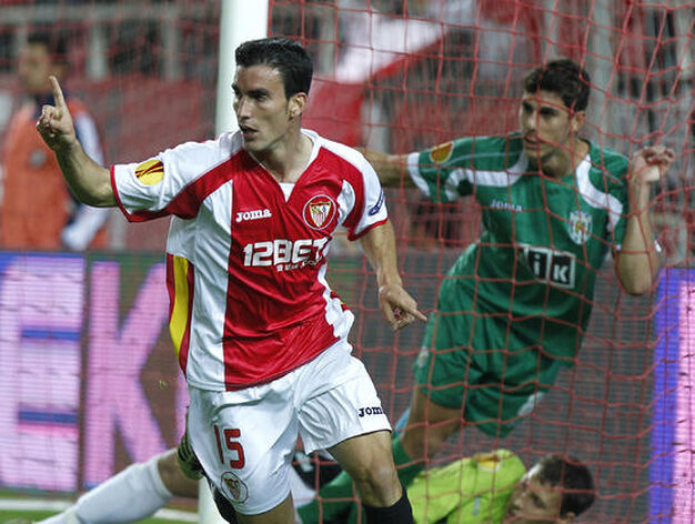 El Sevilla golea al Karpaty (4-0) en el S&aacute;nchez Pizju&aacute;n. / Antonio Pizarro