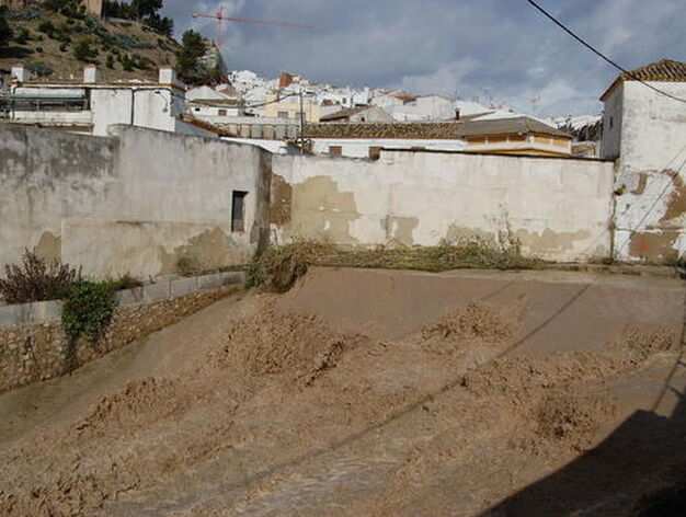 Las lluvias inundan las calles de Baena.

Foto: Rafael Salido