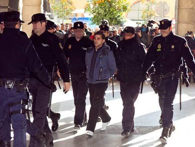 Miguel Carca&ntilde;o llega al juzgado escoltado por varios agentes de Polic&iacute;a Nacional.

Foto: Jaime Martinez/EFE