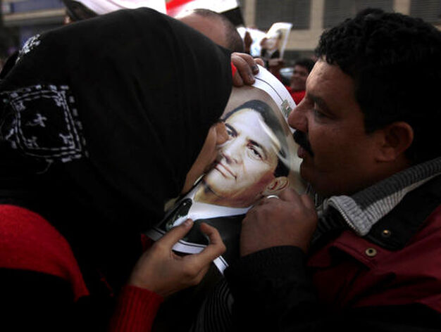 Defensores y detractores de Mubarak se enfrentan en las calles.

Foto: EFE/ Reuters