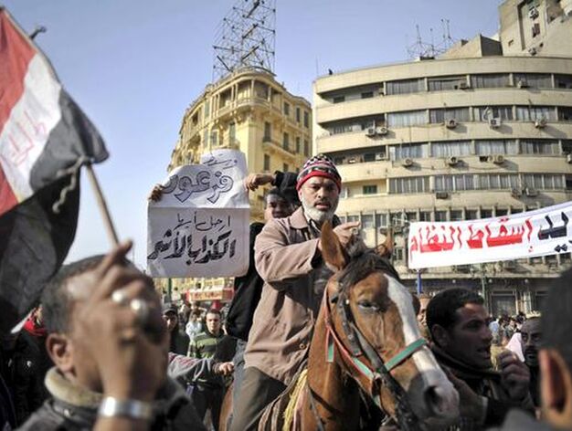 Defensores y detractores de Mubarak se enfrentan en las calles.

Foto: EFE/ Reuters