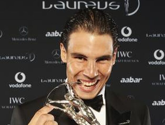 El tenista espa&ntilde;ol Rafael Nadal muerde su premio al mejor deportista masculino de 2010. / EFE