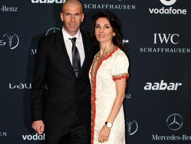 El ex futbolista Zinedine Zidane, junto a su esposa, Ver&oacute;nica. / AFP Photo
