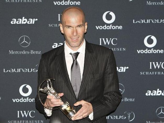 Zinedine Zidane, con el premio a su trayectoria. / Reuters