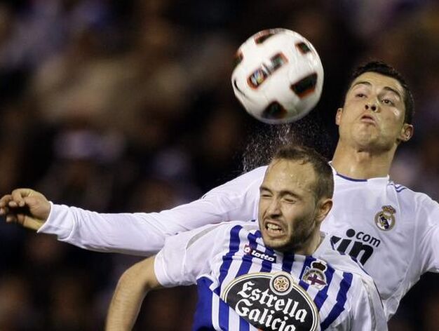El Real Madrid tropieza en Riazor y vuelve a distanciarse del Barcelona (0-0). / Reuters