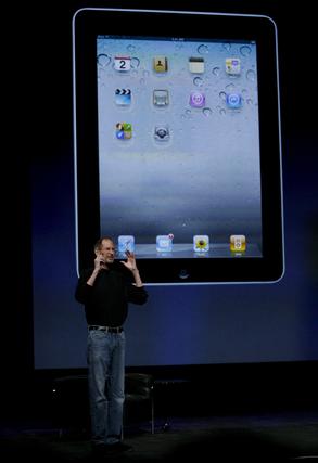 Steve Jobs presenta el iPad 2, la nueva versi&oacute;n del 'tablet' de Apple.

Foto: Efe