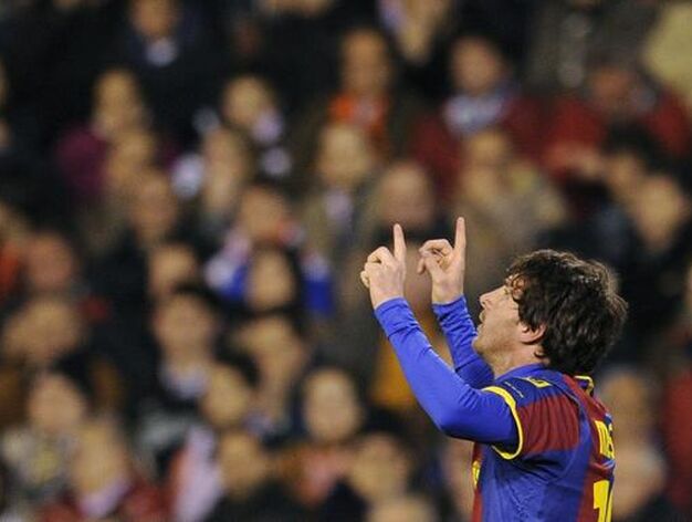 Messi celebra se&ntilde;alando al cielo su gol ante el valencia.

Foto: AFP/ Reuters