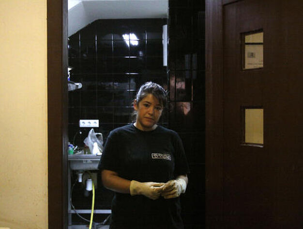 Lorena Campos,regente del restaurante De Boca en Boca, durante las labores de limpiezade su local./Fotos:Vanessa P&eacute;rez

Foto: Vanessa Perez