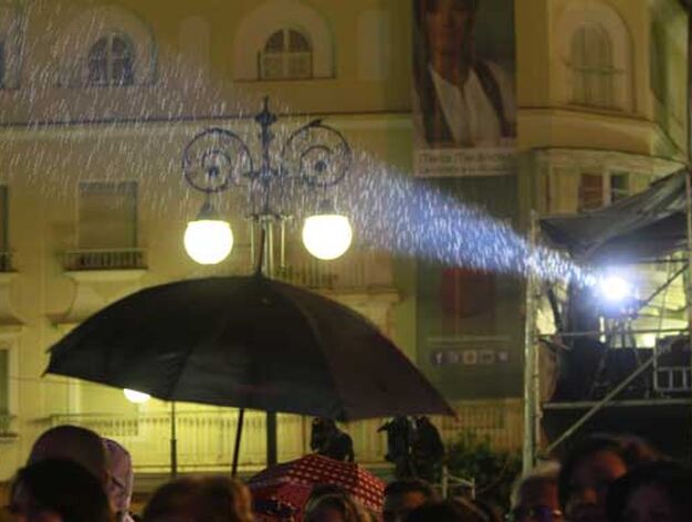 La lluvia tambi&eacute;n fue protagonista durante la celebraci&oacute;n del preg&oacute;n./Fotos:Lourdes de Vicente

Foto: Lourdes de Vicente