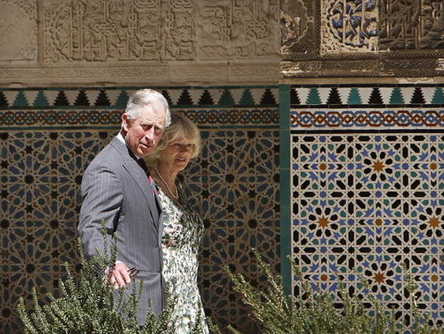 El Pr&iacute;ncipe Carlos pasea junto a su esposa por el patio de las Doncellas del Real Alc&aacute;zar.

Foto: Eduardo Abad (EFE)