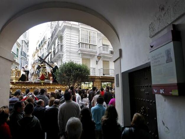 La hermandad vuelve al horario diurno en este Martes Santo en el que, pese al temor de lluvia, pudo salir a la calle 

Foto: Jose Braza