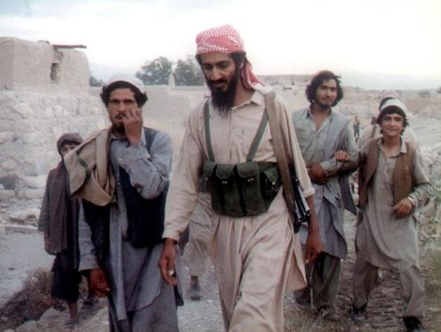 Osama Ben Laden junto a un grupo de 'muyahidines' en Afganist&aacute;n en 1988, cuando luch&oacute; contra los sovi&eacute;ticos.

Foto: AFP/Reuters/EFE