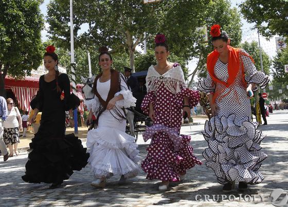 Varias chicas en el Real vestidas de flamenca.

Foto: Jos&eacute; &Aacute;ngel Garc&iacute;a