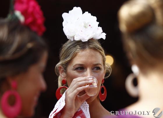 Un chica se toma el t&iacute;pico vasito de rebujito.

Foto: Antonio Pizarro