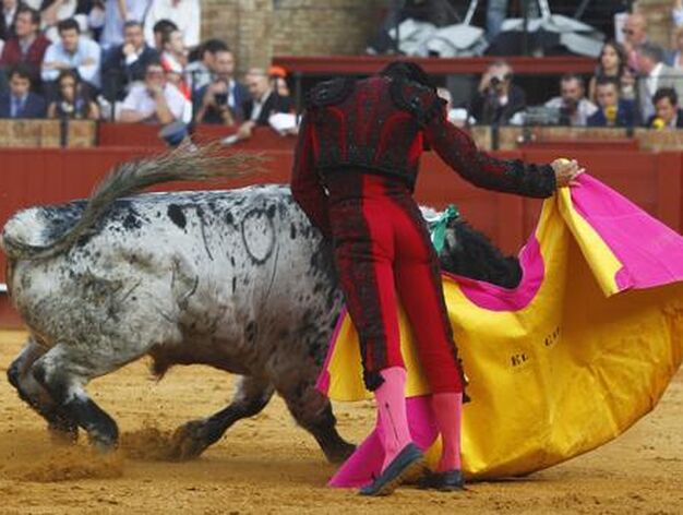El Cid en plena faena con el quinto toro de la tarde.

Foto: Victoria Hidalgo